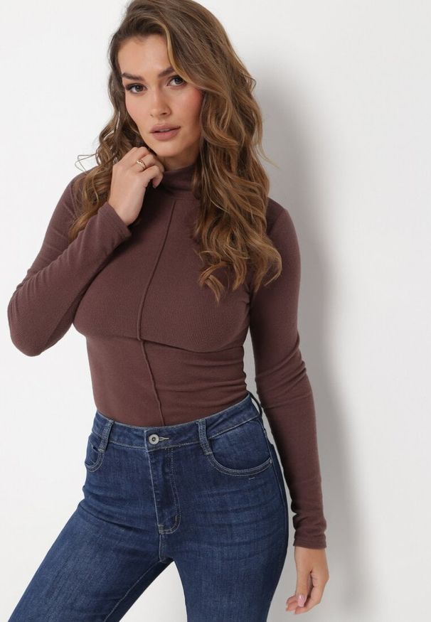 Born2be - Brązowy Sweter Golf o Dopasowanym Kroju Ryler. Okazja: na co dzień. Typ kołnierza: golf. Kolor: brązowy. Materiał: jeans. Długość rękawa: długi rękaw. Długość: długie. Wzór: aplikacja. Styl: klasyczny, casual
