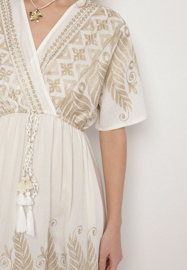 Born2be - Biała Kopertowa Sukienka z Wiskozy Zdobiona Frędzlami i Metalicznym Haftem Redeirae. Okazja: na co dzień, na spacer. Typ kołnierza: dekolt w serek. Kolor: biały. Materiał: wiskoza. Wzór: aplikacja, haft. Typ sukienki: kopertowe. Styl: casual, klasyczny