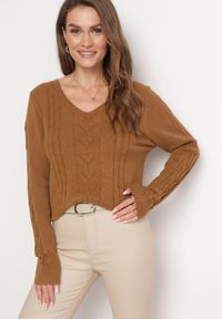 Born2be - Brązowy Sweter z Ozdobnym Splotem i Trójkątnym Dekoltem Barbisae. Kolor: brązowy. Materiał: dzianina. Długość rękawa: długi rękaw. Długość: długie. Wzór: ze splotem #5