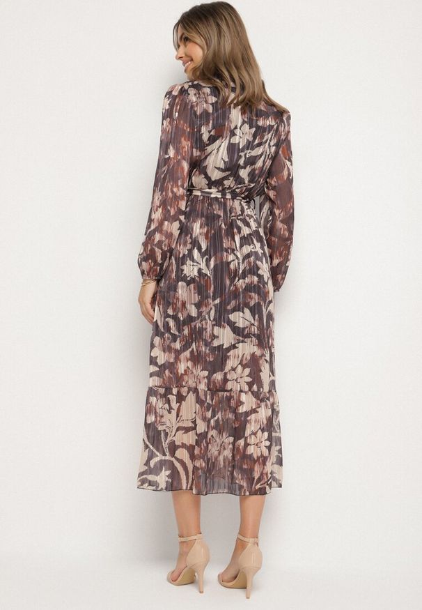 Born2be - Szara Rozkloszowana Sukienka z Wiązanym Paskiem i Metaliczną Nicią Nalirina. Okazja: na co dzień. Typ kołnierza: dekolt w kształcie V. Kolor: szary. Materiał: wiskoza, elastan. Wzór: aplikacja. Typ sukienki: proste, rozkloszowane. Styl: casual, elegancki, klasyczny