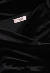 Born2be - Czarna Welurowa Sukienka Wieczorowa VICES z Odkrytymi Ramionami Vheslith. Kolor: czarny. Materiał: welur. Typ sukienki: z odkrytymi ramionami. Styl: wizytowy #4