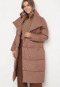 Born2be - Jasnobrązowa Kurtka Płaszcz Zapinana na Napy Ukryte pod Plisą z Kieszeniami i Paskiem Ritallas. Typ kołnierza: kołnierzyk stójkowy. Kolor: brązowy. Materiał: materiał. Długość: długie. Sezon: zima #5