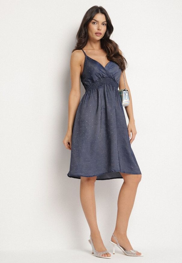 Born2be - Granatowa Wiskozowa Sukienka o Rozkloszowanym Kroju z Kopertowym Dekoltem Liralune. Typ kołnierza: dekolt w kształcie V. Kolor: niebieski. Materiał: wiskoza. Długość rękawa: na ramiączkach. Typ sukienki: kopertowe. Styl: elegancki, klasyczny