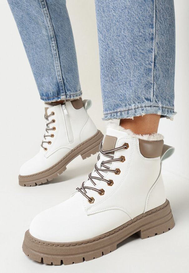 Born2be - Białe Traperki Mocno Ocieplone z Dodatkowym Sznurowaniem Lakyta. Okazja: na co dzień. Zapięcie: sznurówki. Kolor: biały. Materiał: wełna, jeans, futro. Sezon: zima. Obcas: na płaskiej podeszwie. Styl: klasyczny, casual, elegancki