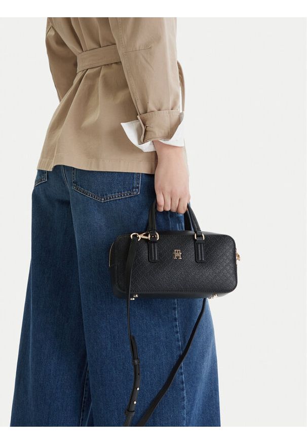TOMMY HILFIGER - Tommy Hilfiger Torebka Th Daily Crossover Mono AW0AW18415 Czarny. Kolor: czarny. Materiał: skórzane