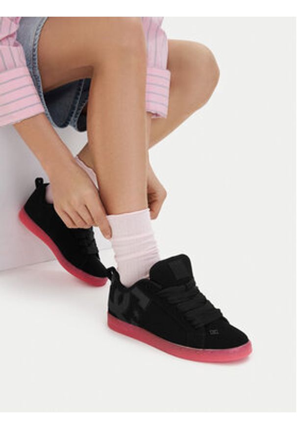 DC Shoes Sneakersy EO-COURT GRAFFIK LE DC02894001 Czarny. Kolor: czarny. Materiał: nubuk, skóra