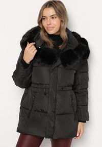Born2be - Czarna Kurtka z Pikowanymi Przeszyciami i Kapturem z Futerkiem Galiadia. Okazja: na spacer, na co dzień. Kolor: czarny. Materiał: futro. Styl: casual, klasyczny, sportowy #5