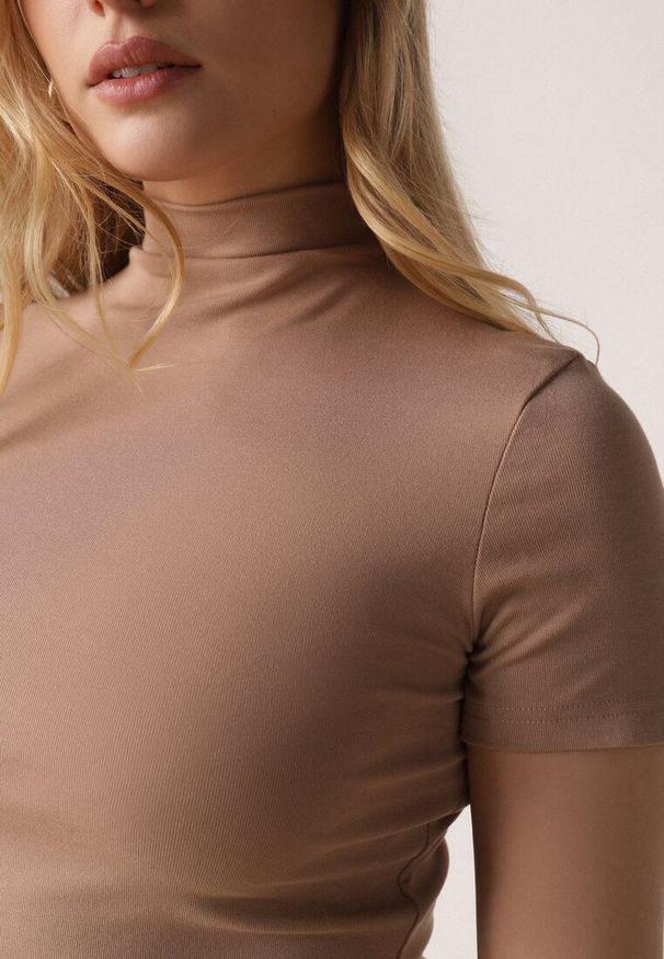 Born2be - Beżowy Dopasowany T-shirt z Wiskozy z Golfem Isovera. Okazja: na spotkanie biznesowe, do pracy. Typ kołnierza: golf. Kolor: beżowy. Materiał: wiskoza. Długość rękawa: krótki rękaw. Długość: krótkie. Wzór: aplikacja. Styl: biznesowy, elegancki