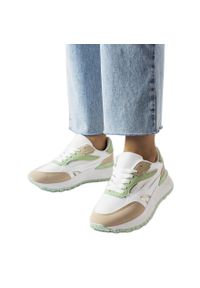 Inna Biało-zielone sneakersy Batilda białe. Nosek buta: okrągły. Kolor: biały. Materiał: jeans, guma. Sezon: lato. Obcas: na obcasie. Wysokość obcasa: niski. Sport: turystyka piesza #2