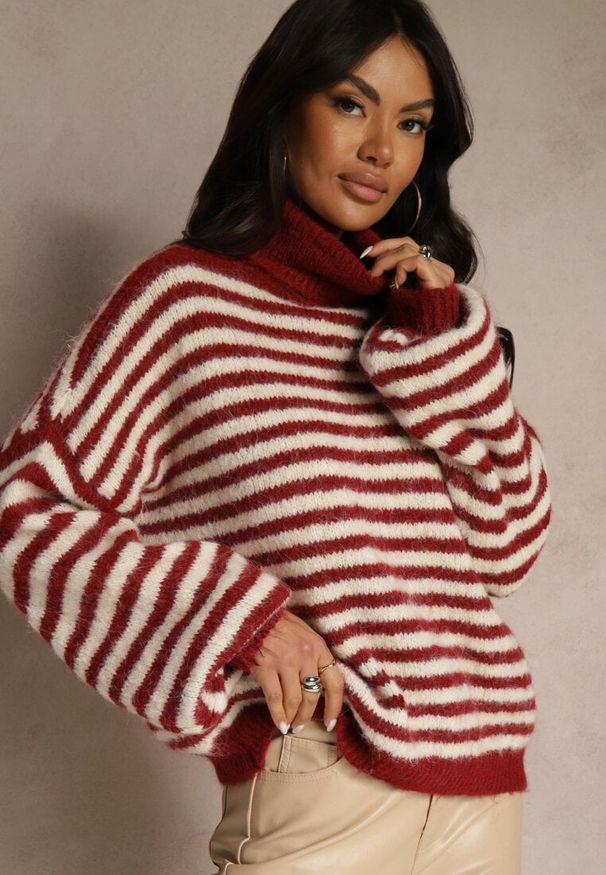 Renee - Bordowy Golf z Dodatkiem Wełny Ozdobiony Paskami Monarria. Okazja: na co dzień. Typ kołnierza: golf. Kolor: czerwony. Materiał: wełna. Wzór: aplikacja. Styl: casual, elegancki