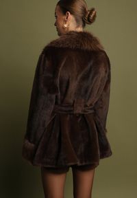 Born2be - Brązowa Kurtka Futerko z Wiązanym Paskiem Ozdobnymi Mankietami i Kołnierzem Coellame. Okazja: na co dzień. Kolor: brązowy. Materiał: futro. Styl: klasyczny, casual, elegancki #5