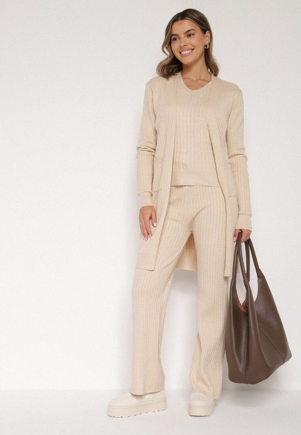 Born2be - Jasnobeżowy Komplet Dzianinowy z Bawełną Spodnie Kamizelka i Długi Kardigan Meviravia. Kolor: beżowy. Materiał: bawełna, dzianina