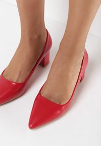 Born2be - Czerwone Czółenka Bealuen. Nosek buta: szpiczasty. Kolor: czerwony. Wzór: bez wzorów, gładki. Obcas: na obcasie. Styl: klasyczny, elegancki. Wysokość obcasa: średni #5