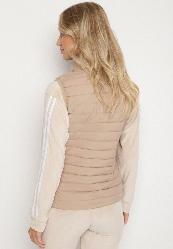 Born2be - Ciemnobeżowa Pikowana Kamizelka ze Stójką i Zasuwanymi Kieszeniami Lorenith. Typ kołnierza: kołnierzyk stójkowy. Kolor: beżowy. Materiał: jeans. Styl: elegancki