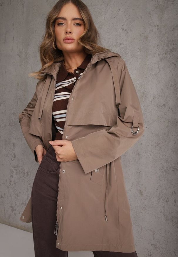 Renee - Ciemnobeżowa Kurtka Przejściowa Typu Parka z Odpinanym Kapturem Ozdobiona Sznurkami Fallaiah. Okazja: na co dzień. Kolor: beżowy. Materiał: skóra. Wzór: aplikacja. Styl: casual