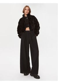 Guess Kurtka zimowa Roux W3BL10 KBWC2 Czarny Relaxed Fit. Kolor: czarny. Materiał: syntetyk. Sezon: zima