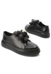 CheBello - Czarne Eleganckie Sneakersy Chebello Z Ozdobnym Kwiatem. Okazja: na co dzień. Kolor: czarny. Materiał: materiał, skóra. Wzór: kwiaty #7