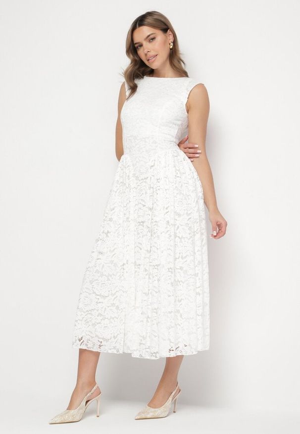 Born2be - Biała Koronkowa Sukienka o Rozkloszowanym Kroju z Odkrytymi Plecami Nelamia. Okazja: na imprezę, na co dzień. Kolor: biały. Materiał: koronka. Długość rękawa: bez rękawów. Styl: elegancki, casual, wizytowy