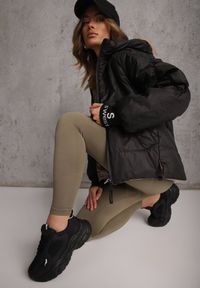 Renee - Czarna Pikowana Kurtka Puffer z Kapturem Ozdobiona Napisami Orellana. Okazja: na co dzień. Typ kołnierza: kaptur. Kolor: czarny. Materiał: poliester, jeans. Wzór: aplikacja, napisy. Sezon: wiosna. Styl: casual #1