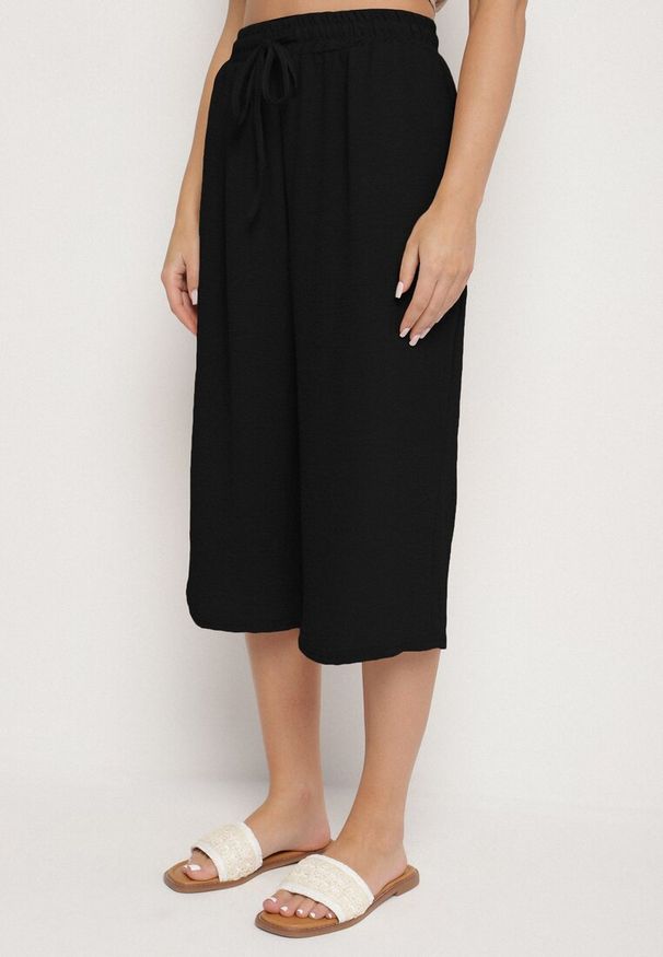 Born2be - Czarny Komplet Koszulka bez Rękawów z Guzikami i Luźne Spodnie 3/4 Ravialle. Kolor: czarny. Materiał: materiał