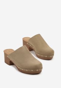 Born2be - Zielone Klapki Mule w Stylu Drewniaków z Nitami na Słupkowym Obcasie Glerra. Nosek buta: okrągły. Kolor: zielony. Sezon: lato. Obcas: na obcasie. Styl: klasyczny. Wysokość obcasa: średni #3