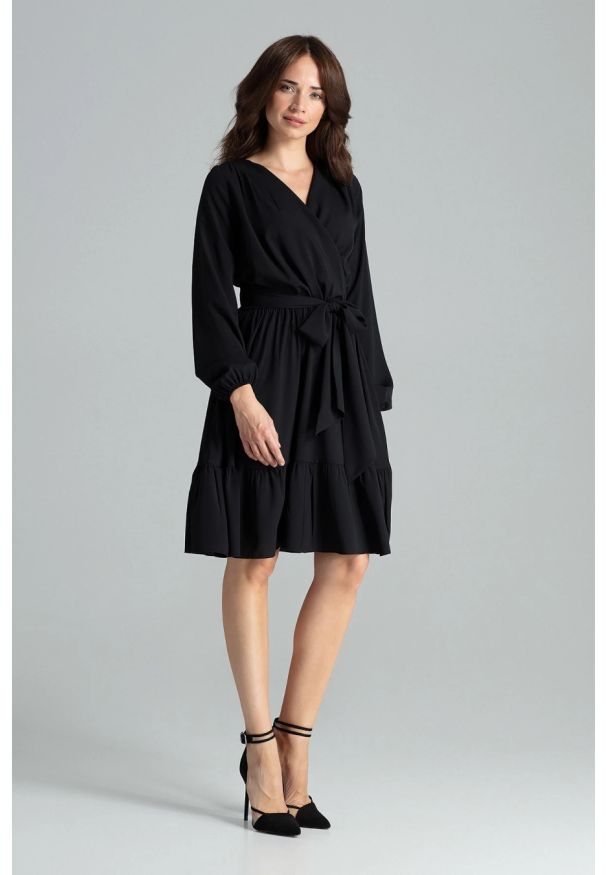 Sukienki.shop - Sukienka boho rozkloszowana kopertowa midi z falbaną czarna. Okazja: na randkę, na imprezę. Kolor: czarny. Typ sukienki: kopertowe. Styl: boho. Długość: midi