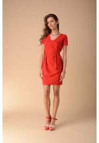 Nommo - Dopasowana Sukienka z Modelującymi Zakładkami - Czerwona. Kolor: czerwony. Materiał: poliester, wiskoza #1