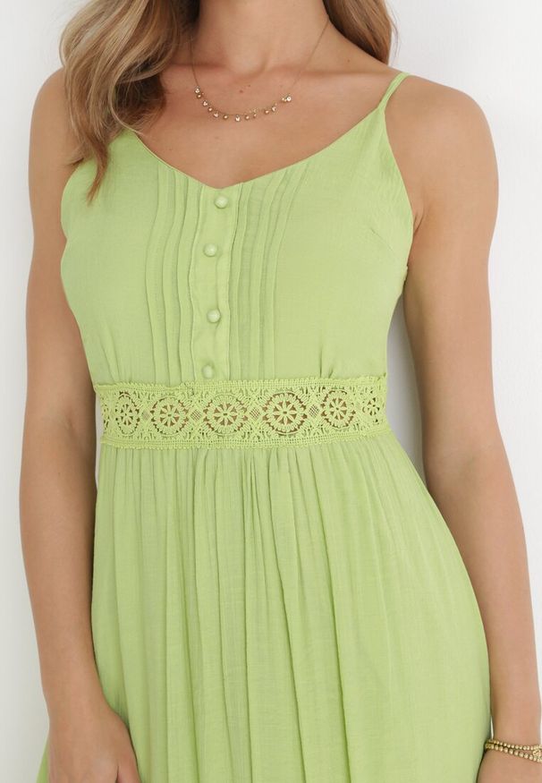 Born2be - Zielona Rozkloszowana Sukienka z Koronką na Ramiączkach Sawita. Kolor: zielony. Materiał: koronka. Długość rękawa: na ramiączkach. Wzór: koronka. Styl: wakacyjny