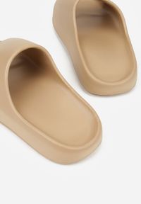 Renee - Ciemnobeżowe Piankowe Klapki z Grubą Podeszwą i Szerokim Paskiem Zamila. Okazja: na co dzień, na plażę. Kolor: beżowy. Styl: sportowy, casual, elegancki #6