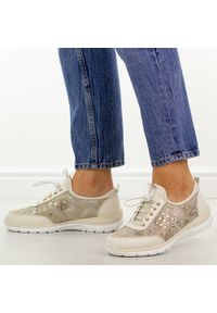 Beżowe skórzane półbuty damskie DiA 5990. Okazja: na spacer, na co dzień. Nosek buta: okrągły. Zapięcie: bez zapięcia. Kolor: beżowy. Materiał: tkanina, skóra. Szerokość cholewki: normalna. Sezon: wiosna, jesień, lato. Styl: casual, klasyczny, sportowy #1