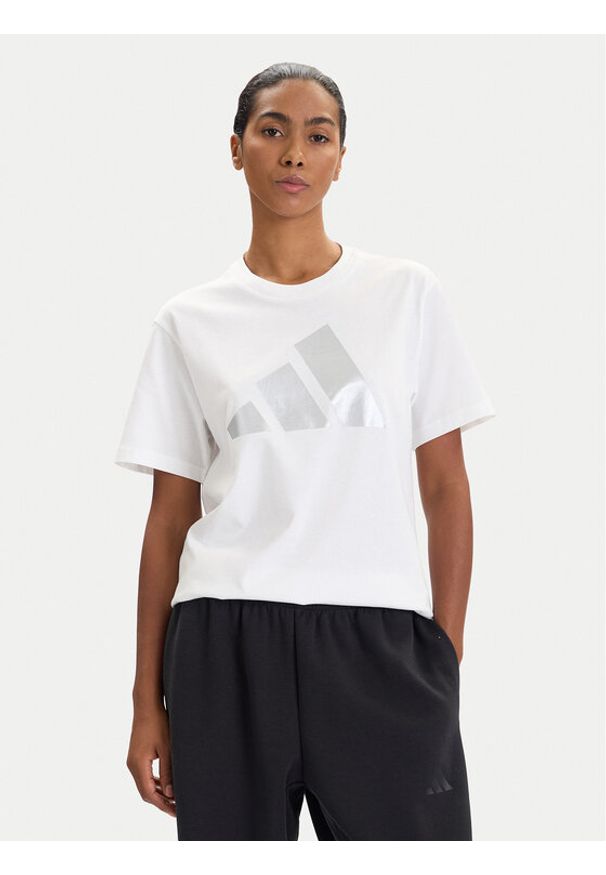 Adidas - adidas T-Shirt Holiday Metallic Graphic JM4427 Biały Regular Fit. Kolor: biały. Materiał: bawełna