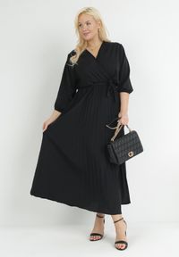 Born2be - Czarna Plisowana Sukienka Maxi z Kopertowym Dekoltem i Wiązaniem w Talii Lariah. Kolekcja: plus size. Kolor: czarny. Materiał: materiał. Typ sukienki: kopertowe. Długość: maxi