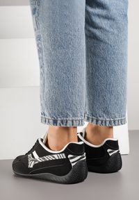 Born2be - Czarne Sneakersy Ozdobione Geometrycznym Wzorem w Zeberkę Arulia. Okazja: na co dzień, na spacer. Kolor: czarny. Materiał: jeans. Wzór: aplikacja, geometria. Sport: turystyka piesza #5