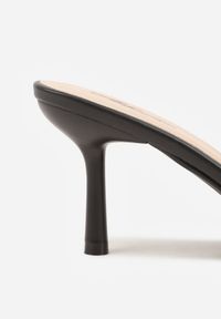 Renee - Czarne Klapki na Szpilce z Ozdobnym Kwiatkiem Brialora. Okazja: na co dzień. Kolor: czarny. Materiał: jeans. Wzór: kwiaty. Sezon: wiosna, lato. Obcas: na szpilce. Styl: casual #3