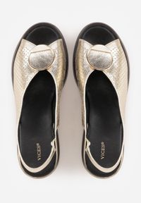 Born2be - Złote Sandały VICES na Koturnie Zdobione Perforacją i Okrągłą Aplikacją Melolle. Okazja: do pracy, na co dzień. Nosek buta: okrągły. Kolor: złoty. Wzór: aplikacja. Obcas: na koturnie. Styl: elegancki, casual #9