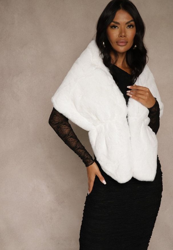 Renee - Białe Ponczo z Ozdobnym Futerkiem Cralinne. Kolor: biały. Materiał: futro