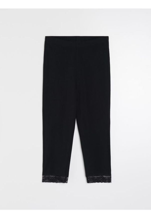 Sinsay - Legginsy capri z koronką - czarny. Kolor: czarny. Materiał: koronka. Wzór: koronka