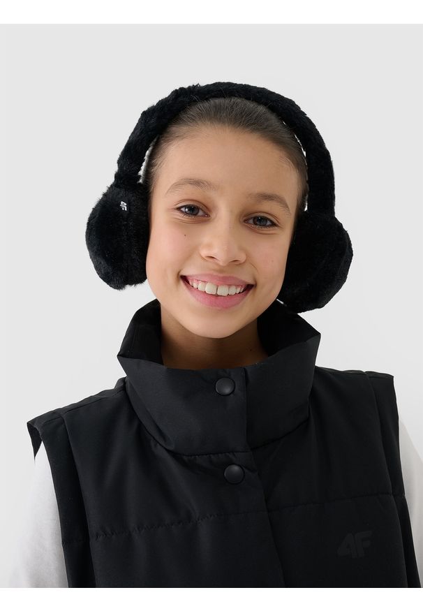 4f - 4F Bezrękawnik puchowy z wypełnieniem syntetycznym dziewczęcy - czarny 122 (6-7 lat). Okazja: na co dzień. Typ kołnierza: kołnierzyk stójkowy. Kolor: czarny. Materiał: syntetyk, puch. Długość rękawa: bez rękawów. Długość: długie. Sezon: lato. Styl: klasyczny, casual, sportowy