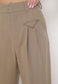 Born2be - Ciemnobeżowe Eleganckie Spodnie w Garniturowym Stylu z Zakładkami Illthai. Kolor: beżowy. Styl: elegancki #7