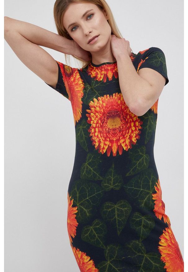 Desigual sukienka mini dopasowana. Materiał: bawełna, dzianina. Długość rękawa: krótki rękaw. Typ sukienki: dopasowane. Długość: mini