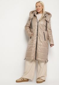 Born2be - Beżowa Przejściowa Kurtka Pikowana z Kapturem i Suwakami po Bokach Fesunela. Okazja: na co dzień. Typ kołnierza: kaptur. Kolekcja: plus size. Kolor: beżowy. Materiał: jeans. Sezon: jesień. Styl: klasyczny, casual #2