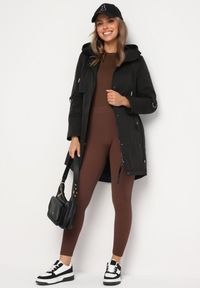 Born2be - Czarna Kurtka Parka z Bawełną Ściągana w Pasie Troczkiem Zapinana na Napy Velethra. Okazja: na co dzień. Kolor: czarny. Materiał: bawełna. Styl: casual #6