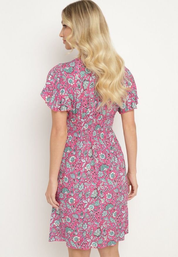 Born2be - Różowa Wiskozowa Sukienka w Kwiaty z Trójkątnym Dekoltem i Gumką w Talii Tivara. Okazja: na co dzień, na randkę. Kolor: różowy. Materiał: wiskoza. Wzór: kwiaty. Sezon: lato. Styl: casual, elegancki