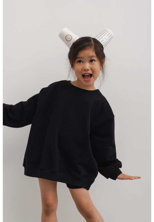 Marsala - MINI bluza o luźnym kroju w kolorze TOTALLY BLACK - OXFORD-116-122 (6-7). Kolor: czarny. Materiał: bawełna, dresówka, dzianina, jeans. Wzór: gładki. Sezon: zima, jesień, wiosna, lato. Styl: klasyczny