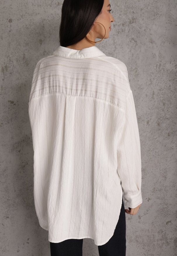 Renee - Biała Koszula z Wiskozy z Domieszką Lnu ze Strukturalnego Materiału Sewrita. Okazja: na spacer. Kolor: biały. Materiał: materiał, wiskoza, len. Styl: street