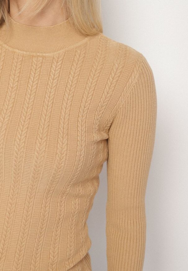 Born2be - Beżowy Golf Ozdobiony Tłoczeniem Amilta. Okazja: na co dzień. Typ kołnierza: golf. Kolor: beżowy. Materiał: jeans. Wzór: aplikacja. Styl: casual, elegancki