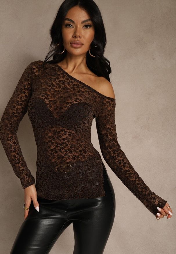 Renee - Brązowa Bluzka Longsleeve z Koronki z Asymetrycznym Dekoltem Liwedisa. Okazja: na randkę, na imprezę. Kolor: brązowy. Materiał: koronka. Długość rękawa: długi rękaw. Długość: długie. Wzór: koronka