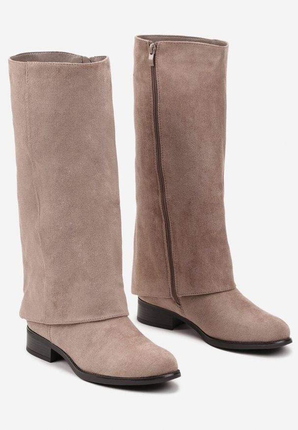 Born2be - Ciemnobeżowe Kozaki z Imitacji Zamszu na Płaskim Obcasie z Wywiniętą Cholewką Reanilis. Zapięcie: zamek. Kolor: beżowy. Materiał: zamsz. Szerokość cholewki: normalna. Obcas: na obcasie. Styl: klasyczny. Wysokość obcasa: niski