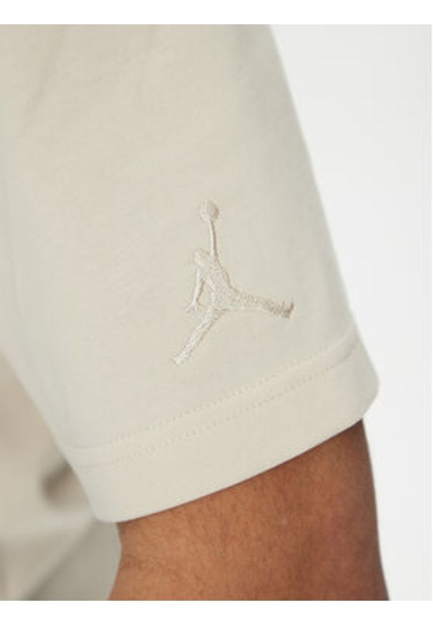 Nike T-Shirt FN5982 Beżowy Regular Fit. Kolor: beżowy. Materiał: bawełna