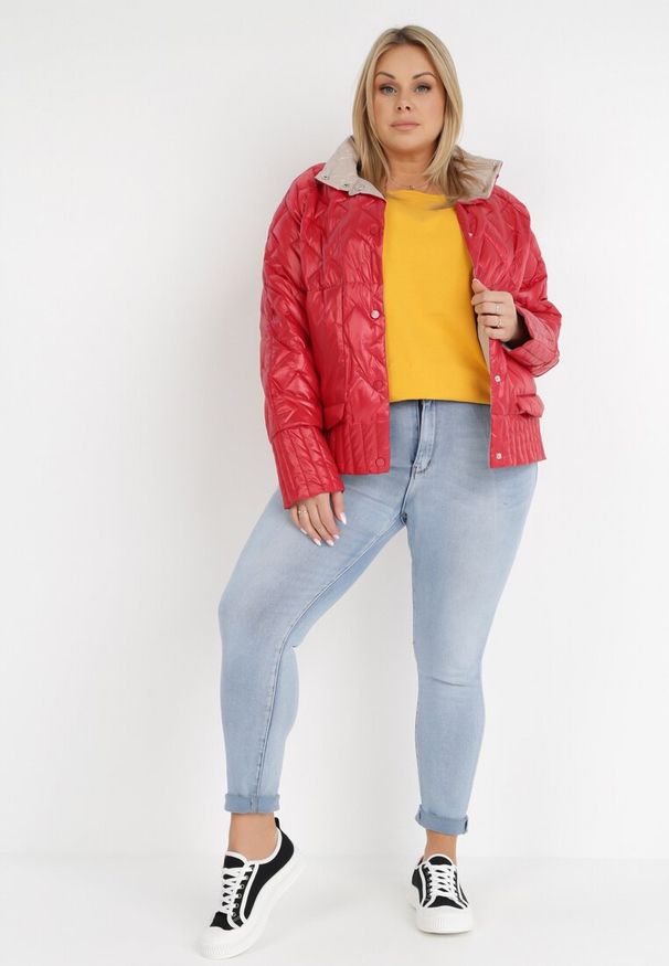 Born2be - Czerwona Kurtka Dwustronna Hypsora. Typ kołnierza: kołnierzyk stójkowy. Kolekcja: plus size. Kolor: czerwony. Materiał: tkanina. Długość rękawa: długi rękaw. Długość: długie. Wzór: aplikacja, geometria, jednolity